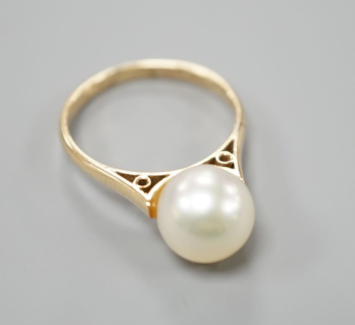 A modern 14k and single stone cultured pearl set ring, size H/I, gross weight 2.1 grams.